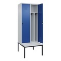 C+P Spind Classic PLUS Sitzbank, 2 Abteile, mittig, lichtgrau / enzianblau, B 800 mm, Sicherheits-Drehriegel, untergebaut, Kunststoff