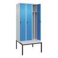 C+P Spind Classic PLUS Sitzbank, 3 Abteile, mittig, lichtgrau / lichtblau, B 900 mm, Sicherheits-Drehriegel, untergebaut, Kunststoff