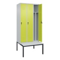 C+P Spind Classic PLUS, 3 Abteile, Trennwand, HxBxT 2.120 x 900 x 815 mm, für Vorhängeschloss, Trennwand, untergebaute Bank aus Kunststoff, lichtgrau, clowngrün