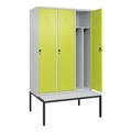 C+P Spind Classic PLUS, 3 Abteile, Trennwand, HxBxT 2.120 x 1.200 x 815 mm, für Vorhängeschloss, Trennwand, untergebaute Bank aus Kunststoff, lichtgrau, clowngrün