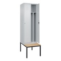 C+P Spind Classic PLUS Sitzbank, 2 Abteile, mittig, lichtgrau, B 600 mm, Zylinderschloss, untergebaut, Buche-Hartholz