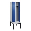 C+P Spind Classic PLUS Sitzbank, 2 Abteile, mittig, lichtgrau / enzianblau, B 600 mm, Zylinderschloss, untergebaut, Kunststoff