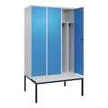C+P Spind Classic PLUS Sitzbank, 3 Abteile, mittig, lichtgrau / lichtblau, B 1200 mm, Zylinderschloss, untergebaut, Kunststoff