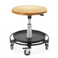 Hocker, Holzformsitz Ø 480 mm, Sitzhöhe 460-650 mm, Stahlbasis, Fussring mit Ablage
