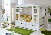 Ticaa Kinderbett in Hausoptik »Lio« aus massiver Kiefer, mit Schubkästen »Melanie«