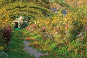 Papermoon, Papermoon Fototapete »MONETS GARTEN-GIVERNY BLUMEN ALLEE PERGOLA KÜNSTLER WEG«, Vliestapete, hochwertiger Digitaldruck, inklusive Kleister