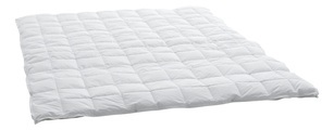 billerbeck Daunenbettdecke »Caro 4-Saisons Basic 90«, 4-Jahreszeiten, Füllung 90% neuen, reinen Entendaunen und 10% Entenfedern, Bezug 100% Baumwolle, soft-touch-finish?, hydrophil und atmungsaktiv, (1 St.), Swiss Made