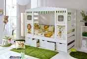 Ticaa Kinderbett in Hausoptik »Lio« aus massiver Kiefer, mit Schubkästen »Maria«
