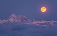 Papermoon Fototapete »Photo-Art ALES KRIVEC, SUPER MOON ERHEBT SICH«, Vliestapete, hochwertiger Digitaldruck, inklusive Kleister