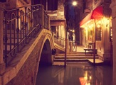 Papermoon Fototapete »VENEDIG-CANAL GASSE ALTSTADT RETRO GASSE BLUMEN MAUER«, Vliestapete, hochwertiger Digitaldruck, inklusive Kleister