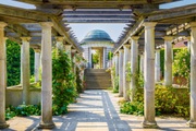 Papermoon, Papermoon Fototapete »ARCHITEKTUR-PERGOLA HÜGEL GARTEN LONDON SÄULEN BLUMEN«, Vliestapete, hochwertiger Digitaldruck, inklusive Kleister