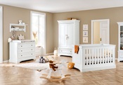 Pinolino® Babyzimmer-Komplettset »Emilia«, (Set, 4 St., Kinderbett, Wickelkommode, Kleiderschrank, Wandregal), breit; mit Kinderbett, Schrank, Wickelkommode & Wandregal