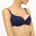 Getwistetes Push-Up-Oberteil