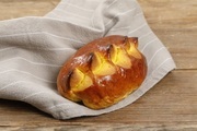 Boulangerie Baumann, Brötli mit Safran und traditionell hergestellter Butter, ca. 90g