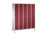 CP CLASSIC Garderobenschrank mit Füßen 5 Abteile, Abteilbreite 300 mm lichtgrau / rubinrot