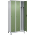 C+P Spind Classic PLUS, 3 Abteile, lichtgrau / resedagrün, B 900 mm, mit Füßen, Zylinderschloss, Trennwand mittig