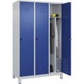 C+P Spind Classic PLUS, 3 Abteile, lichtgrau / enzianblau, B 1200 mm, mit Füßen, Drehriegel, Trennwand mittig