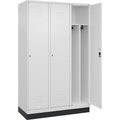 C+P Spind Classic PLUS, 3 Abteile, verkehrsweiß, B 1200 mm, mit Bodensockel, Zylinderschloss, Trennwand mittig