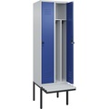 C+P Spind Classic PLUS Sitzbank, 2 Abteile, mittig, lichtgrau / enzianblau, B 600 mm, Sicherheits-Drehriegel, auskragend, Kunststoff
