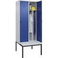 C+P Spind Classic PLUS Sitzbank, 2 Abteile, mittig, lichtgrau / enzianblau, B 800 mm, Sicherheits-Drehriegel, untergebaut, Kunststoff