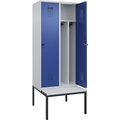 Spind Evolo PLUS mit Trennwand mittig und Sitzbank, 2 Abteile, Trennwand mittig, lichtgrau / enzianblau, B 800 mm, Sicherheits-Drehriegel, mit untergebauter Sitzbank, Kunststoff