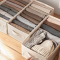Lighinthebox, 1 Stück beige Kleidung und Hosen sind in Aufbewahrungsboxen unterteilt, Schubladen, Kleidung ist geschichtet, Kleiderschrank ist getrennt und Aufbewahrungsboxen sind sortiert Lightinthebox