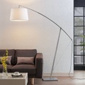 Bogenstehlampe Nevika, weißer Textilschirm