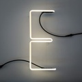 Néon Alphafont Wandleuchte mit Stromkabel / Buchstabe E - Seletti weiß en glas