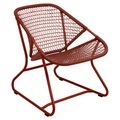 Sixties Lounge Sessel / Weiche Sitzfläche aus geflochtenem Kunststoff - Fermob rot en plastikmaterial