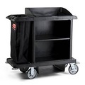 Hotelwagen Rubbermaid®, mittelgroß, Schrank mit verstellbarem Zwischenboden, Staubsaugerhalterung, Beutelhalter & Haken, Laufrollen mit Festesteller